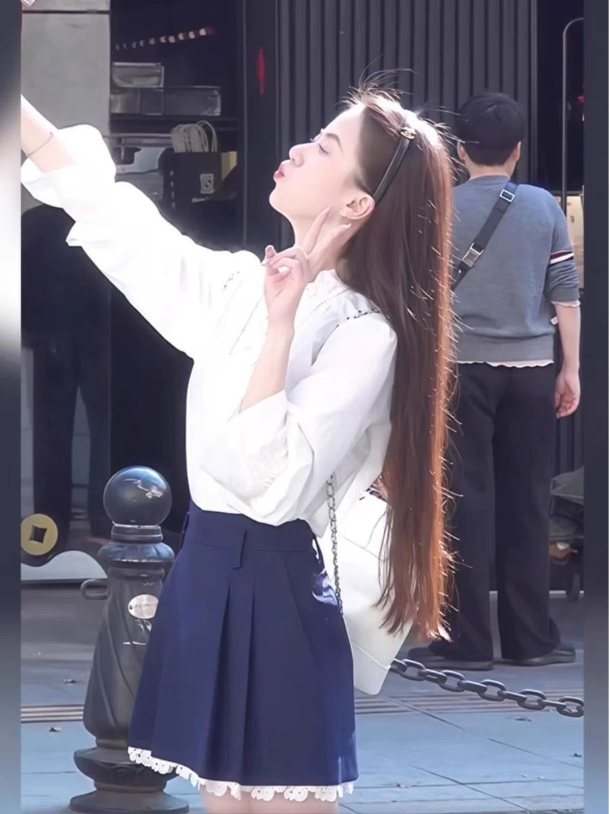 A complete set of Korean style temperament and high-end V-neck design for a niche white shirt and short skirt two-piece suit