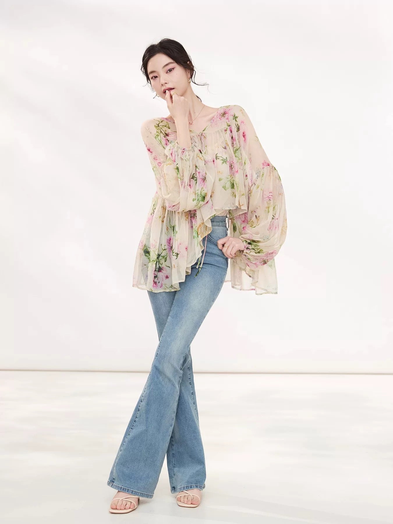 New Spring/Summer French-style light luxury printed shirt for women, sophisticated, youthful, stylish, bell sleeve, mulberry silk top