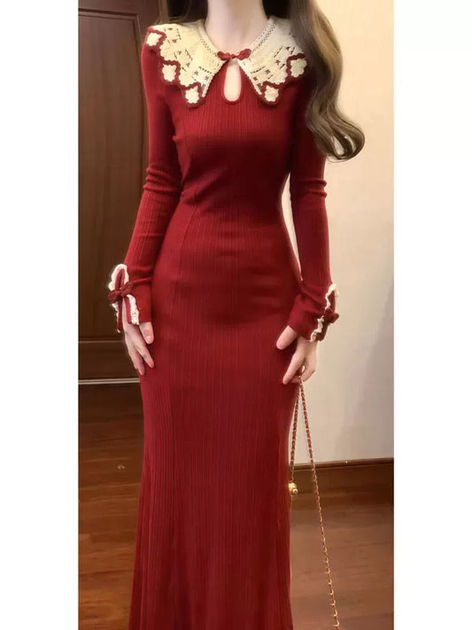 A sophisticated and unique red bodycon dress with a gentle, elegant style, perfect for winter 2026.