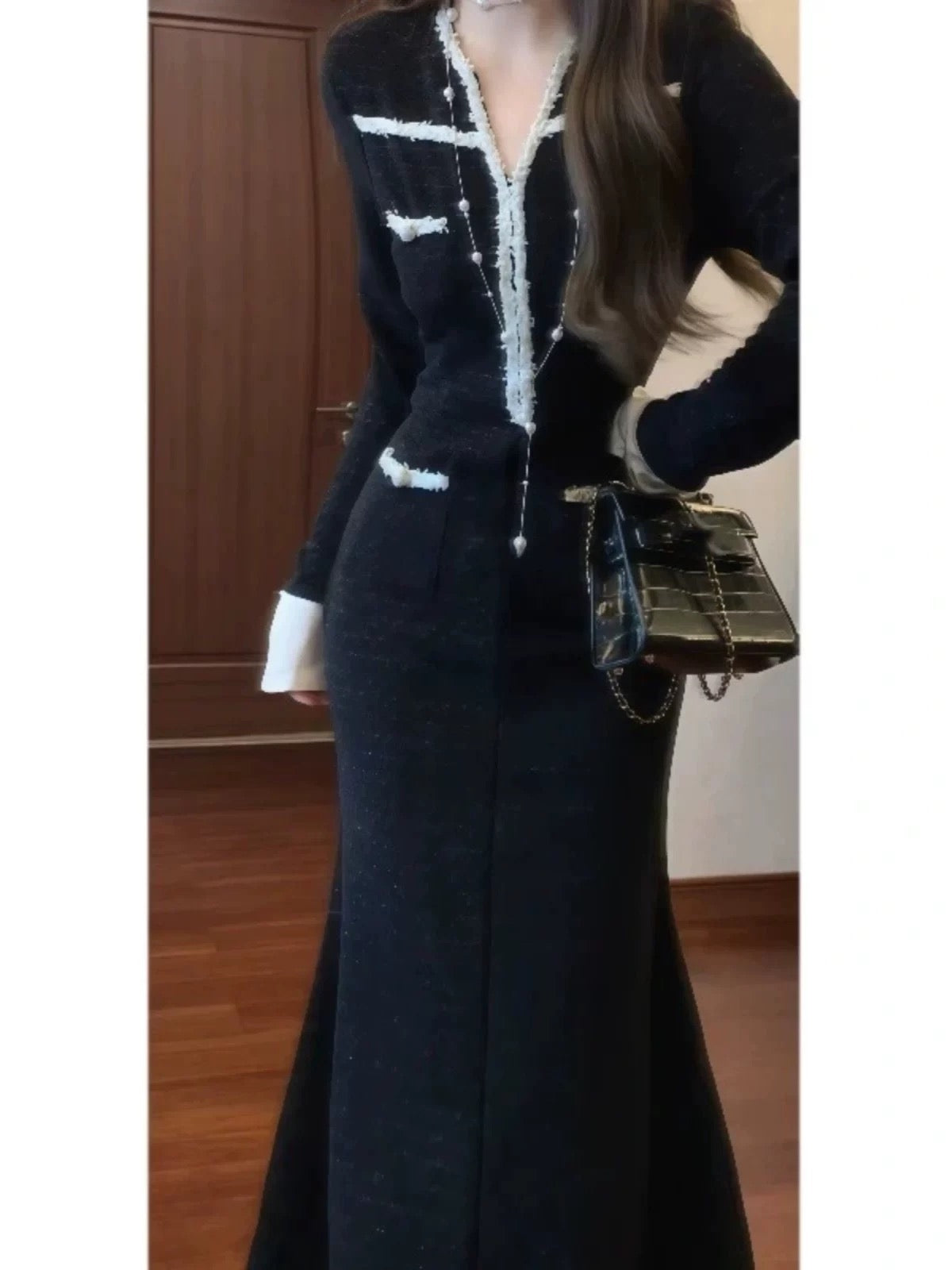 This Chanel-inspired dress exudes sophistication and looks amazing. A V-neck, fitted fishtail maxi dress – a new autumn style.