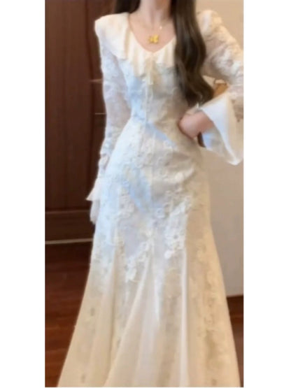 French-style V-neck lace long-sleeved dress, Korean-style high-end feel, unique and beautiful fishtail skirt, 2026 winter.