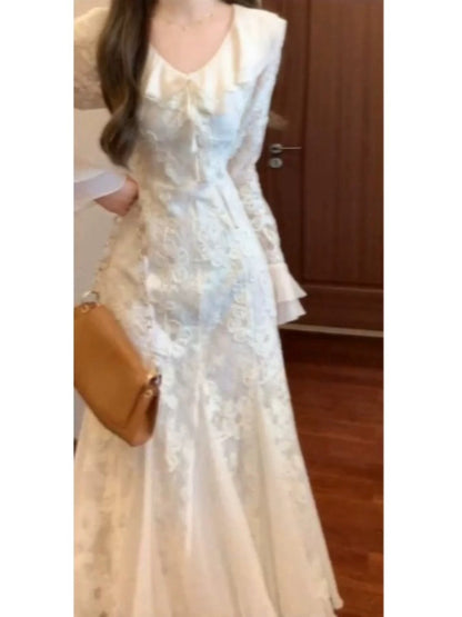 French-style V-neck lace long-sleeved dress, Korean-style high-end feel, unique and beautiful fishtail skirt, 2026 winter.