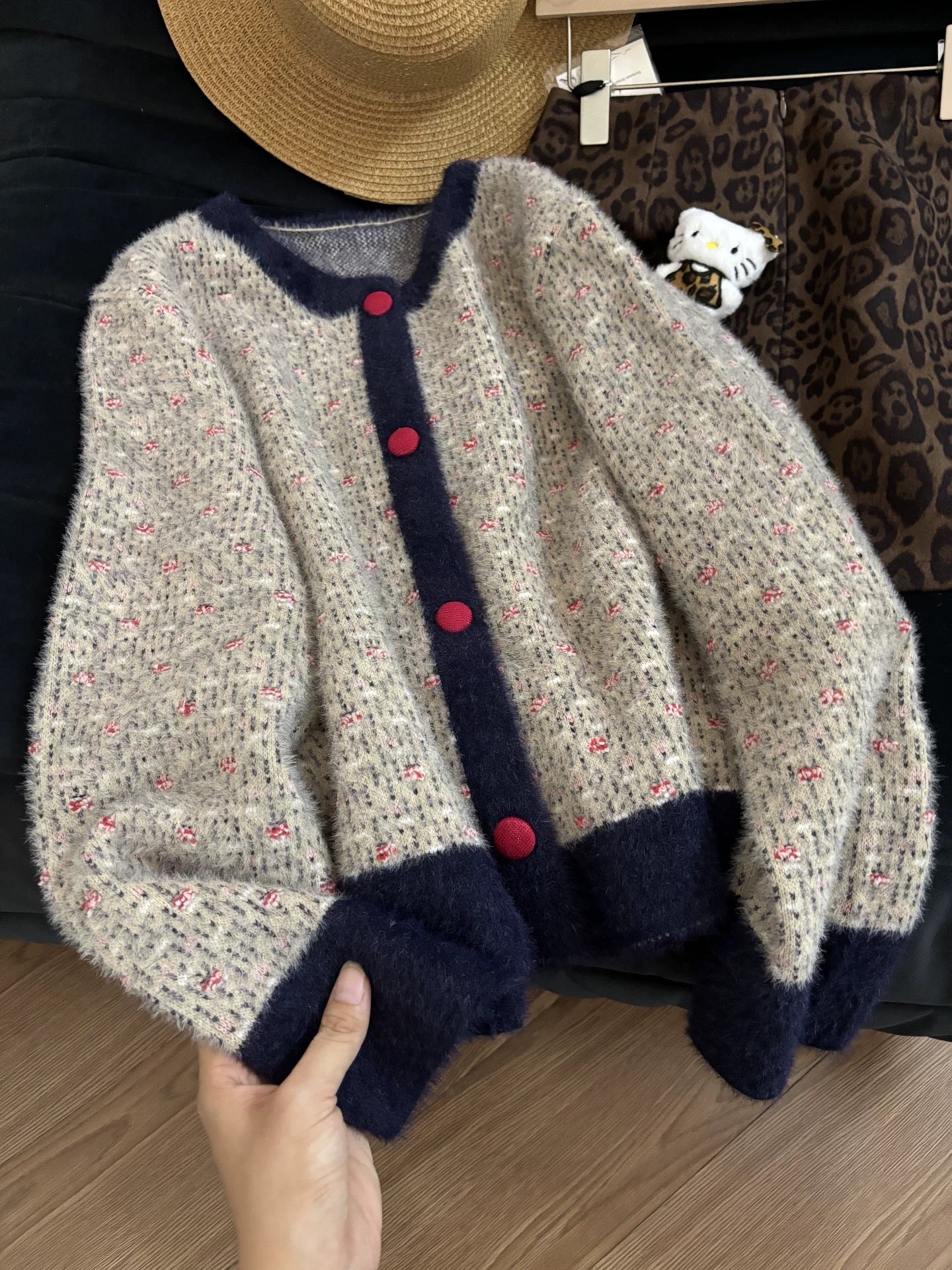 Korean-style-inspired cardigan sweater for women, new autumn/winter 2025 style, loose fit and sophisticated knitwear.