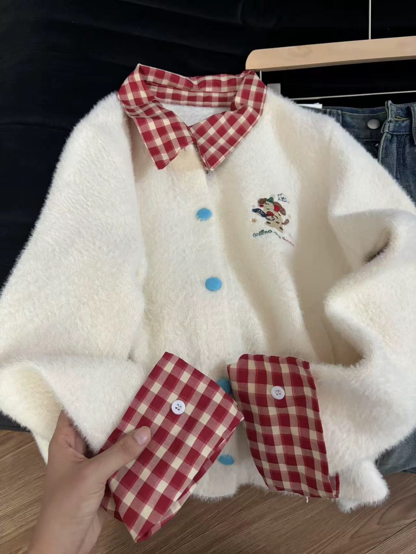 Korean-style, elegant plaid sweater coat with a touch of Chanel flair, perfect for winter. New style for women, size 25. Slimming and sophisticated.