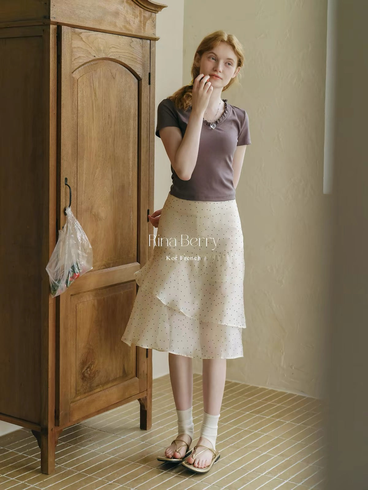 Rina Berry Lyocell Solid-Color V-Neck Top with Lettuce-Edge Trim – A Versatile, Slim-Fit, Short-Sleeved Piece for Autumn