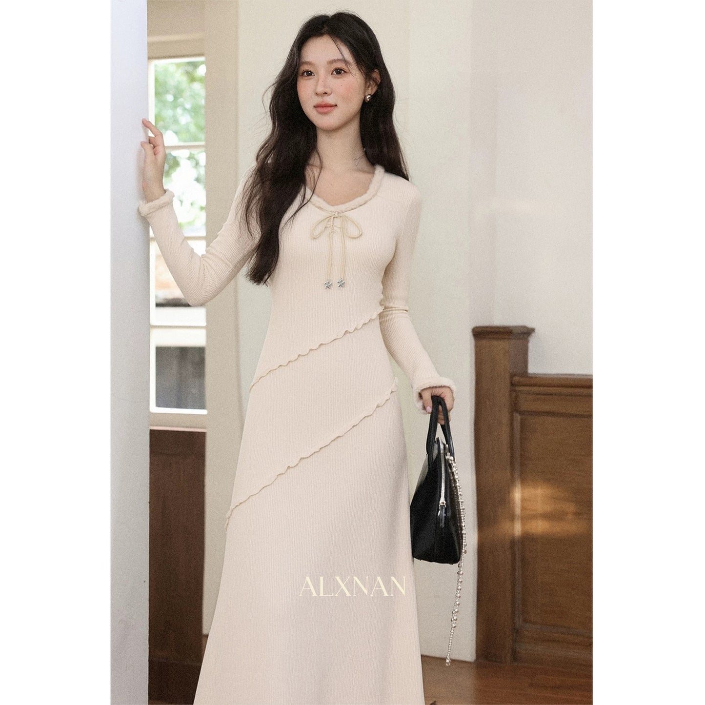 Lu Xiangnan's "Dark Chocolate Tart" French-style Oatmeal-colored Dress for Women, Autumn/Winter, Slim Fit Knitted Base Dress