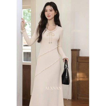 Lu Xiangnan's "Dark Chocolate Tart" French-style Oatmeal-colored Dress for Women, Autumn/Winter, Slim Fit Knitted Base Dress