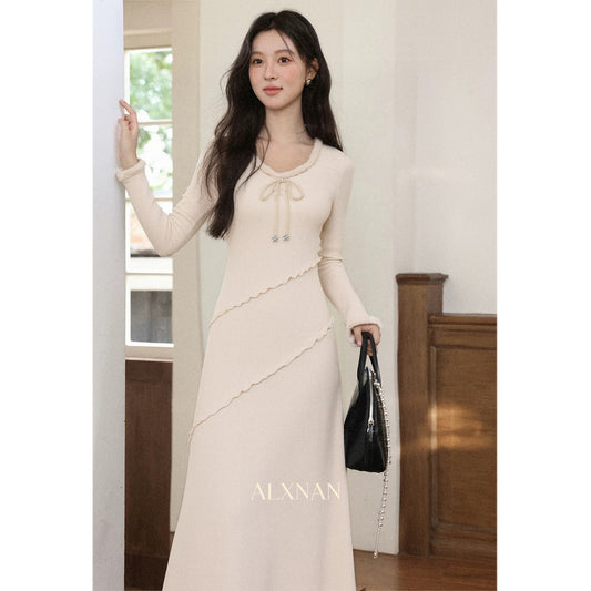 Lu Xiangnan's "Dark Chocolate Tart" French-style Oatmeal-colored Dress for Women, Autumn/Winter, Slim Fit Knitted Base Dress
