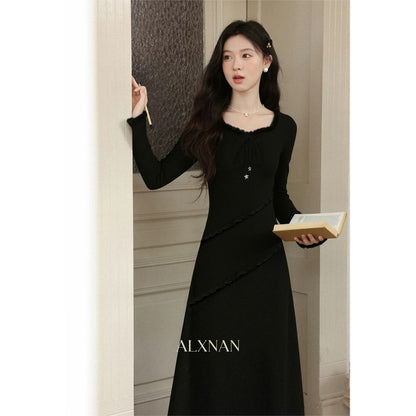 Lu Xiangnan's "Dark Chocolate Tart" French-style Oatmeal-colored Dress for Women, Autumn/Winter, Slim Fit Knitted Base Dress