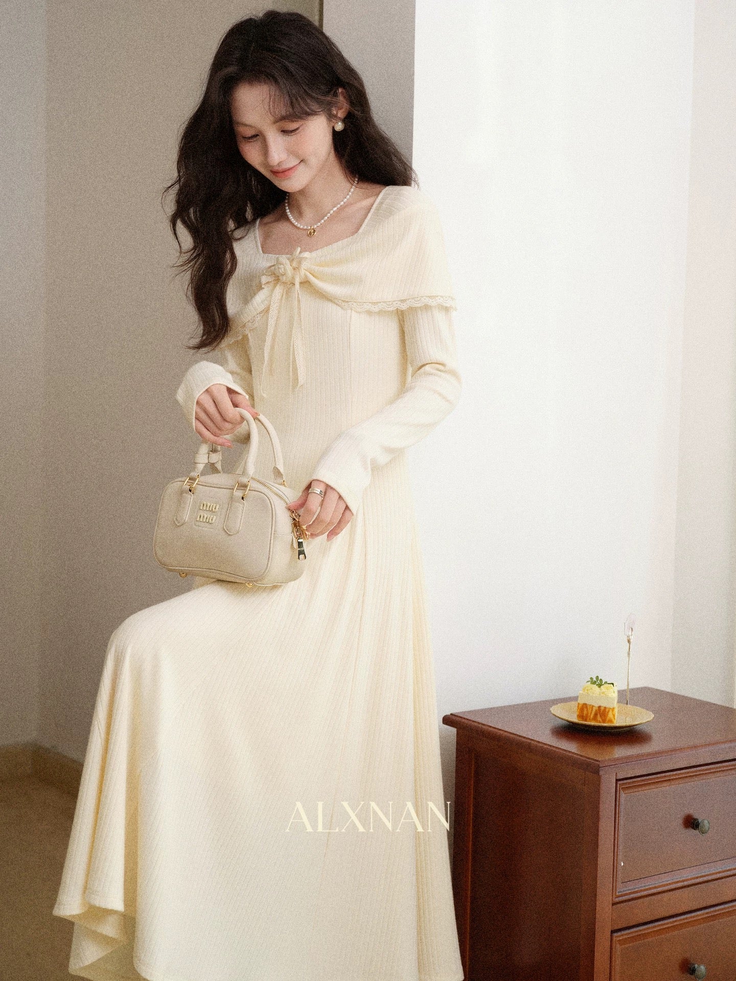 Lu Xiangnan's "Gentle Concerto" French-style Knitted Dress for Women, Autumn/Winter, Design-forward, Waist-cinching, Apricot Long-sleeved Dress