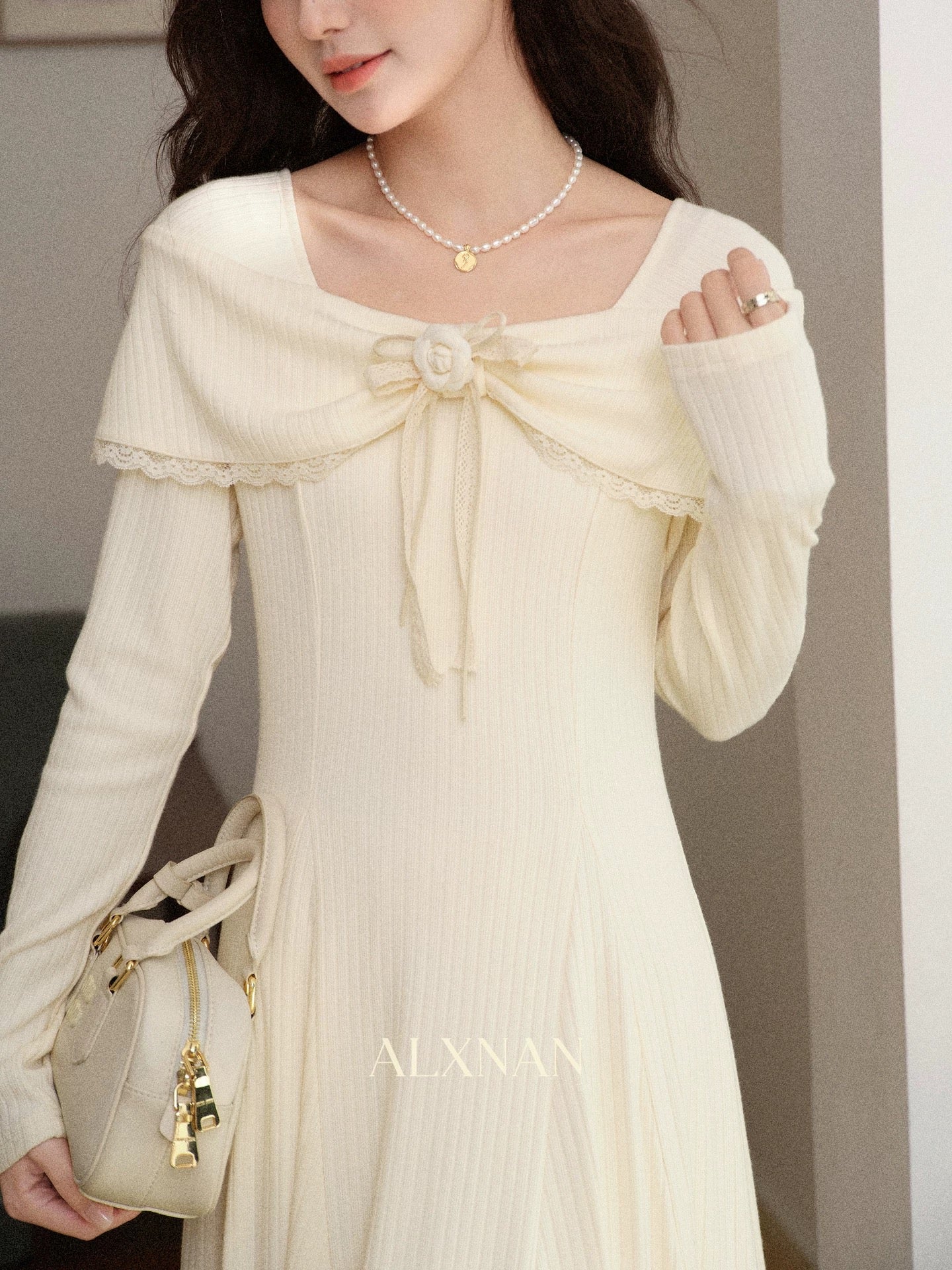 Lu Xiangnan's "Gentle Concerto" French-style Knitted Dress for Women, Autumn/Winter, Design-forward, Waist-cinching, Apricot Long-sleeved Dress
