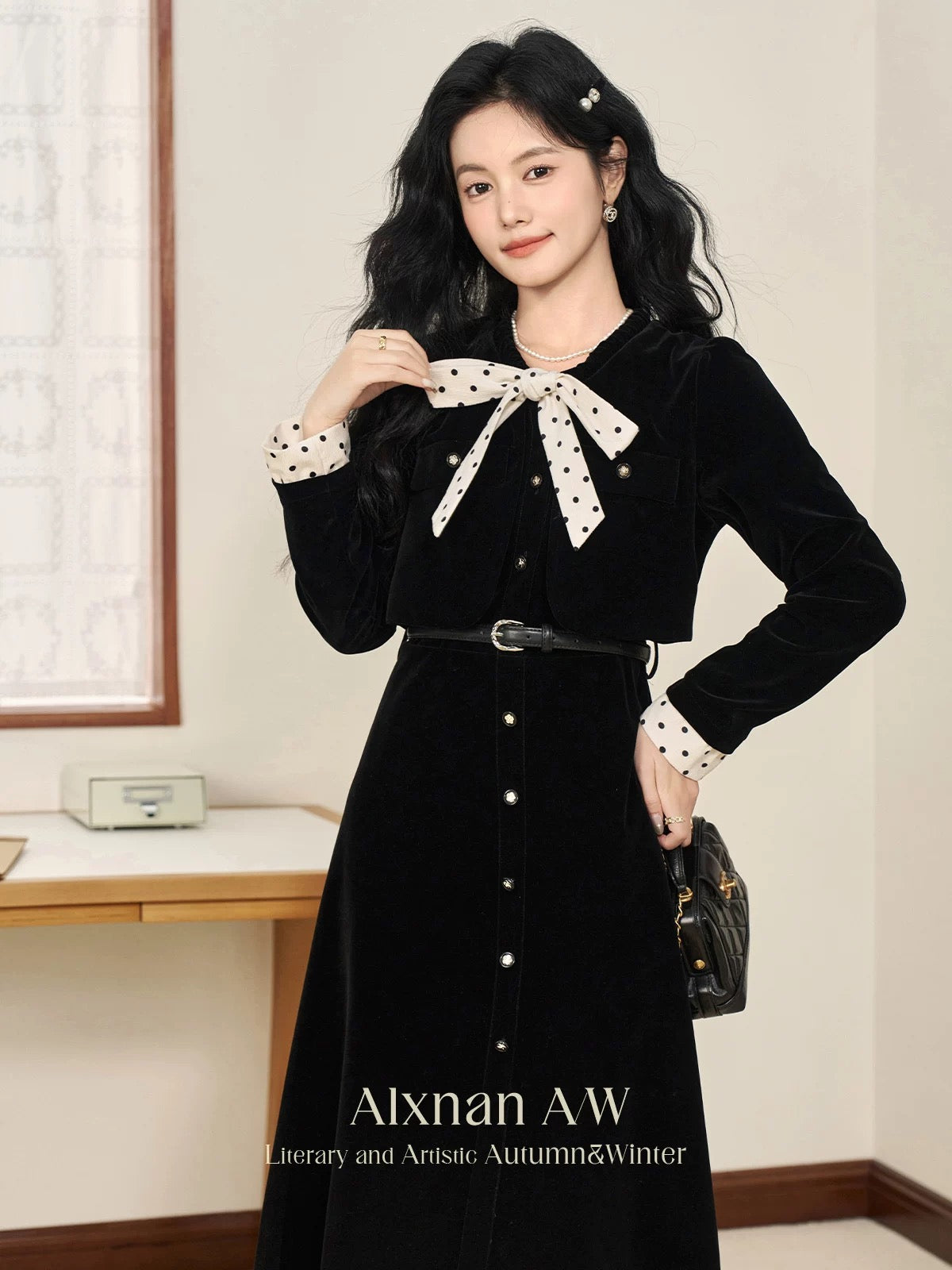 Lu Xiangnan "Black Pearl" 2025 Autumn/Winter French Style Dress for Women, Elegant Waist-cinching Velvet Faux Two-Piece Long Dress