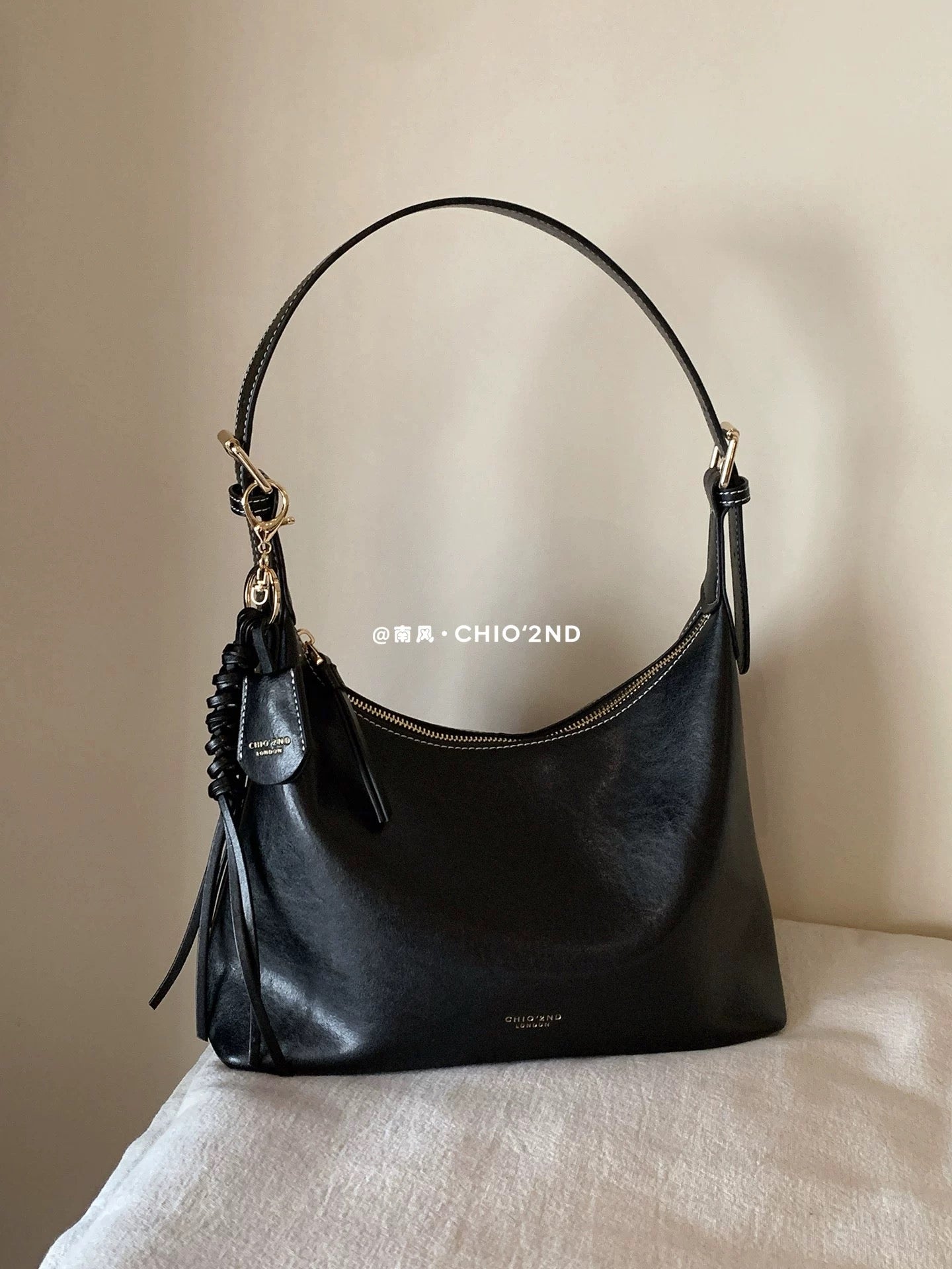 Chio2nd cowhide hibiscus tote bag, versatile large shoulder/crossbody bag for everyday commuting.