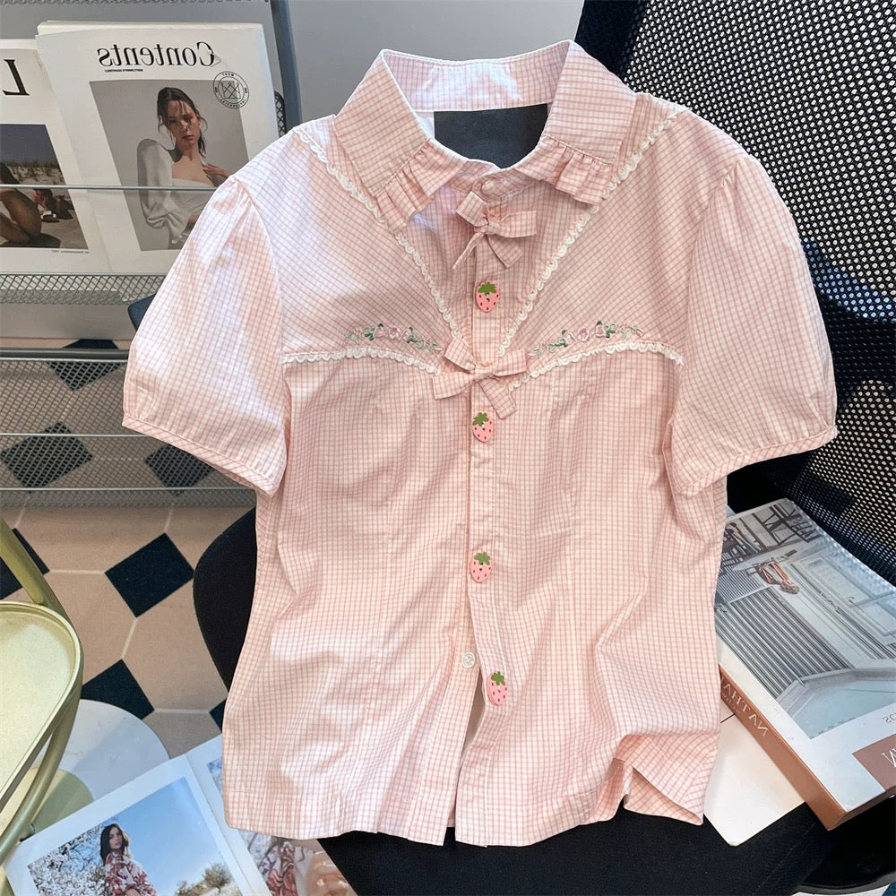 Unique and beautiful pink embroidered short-sleeved shirt, new summer style for men and women, sweet, youthful, and fashionable strawberry plaid top.