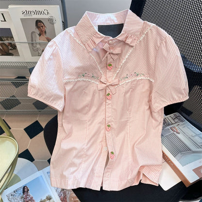 Unique and beautiful pink embroidered short-sleeved shirt, new summer style for men and women, sweet, youthful, and fashionable strawberry plaid top.