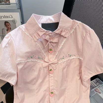 Unique and beautiful pink embroidered short-sleeved shirt, new summer style for men and women, sweet, youthful, and fashionable strawberry plaid top.