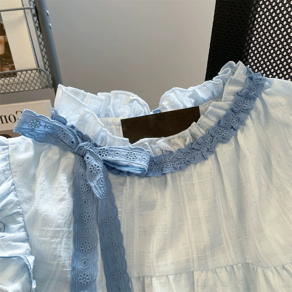 Super cute and sweet tie-neck bow shirt, new summer style for men and women, slimming, flutter sleeves, perfect for petite figures.