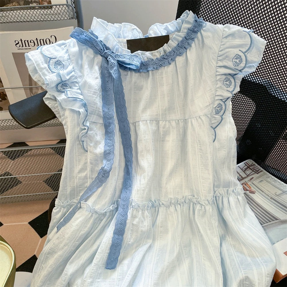 Super cute and sweet tie-neck bow shirt, new summer style for men and women, slimming, flutter sleeves, perfect for petite figures.