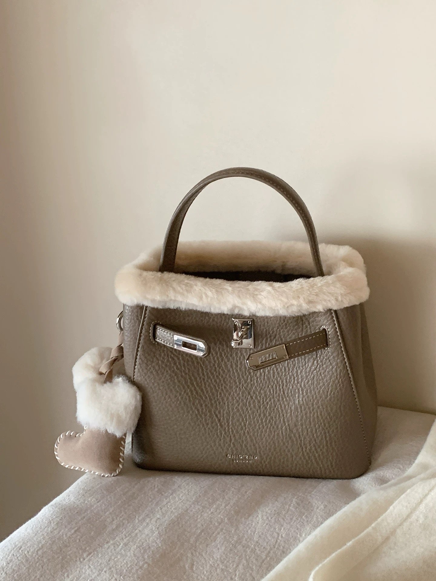 Chio2nd Genuine Wool Snow Country Secret Bucket Bag for Women, Autumn/Winter Plush Handbag, Shoulder Bag, Crossbody Bag