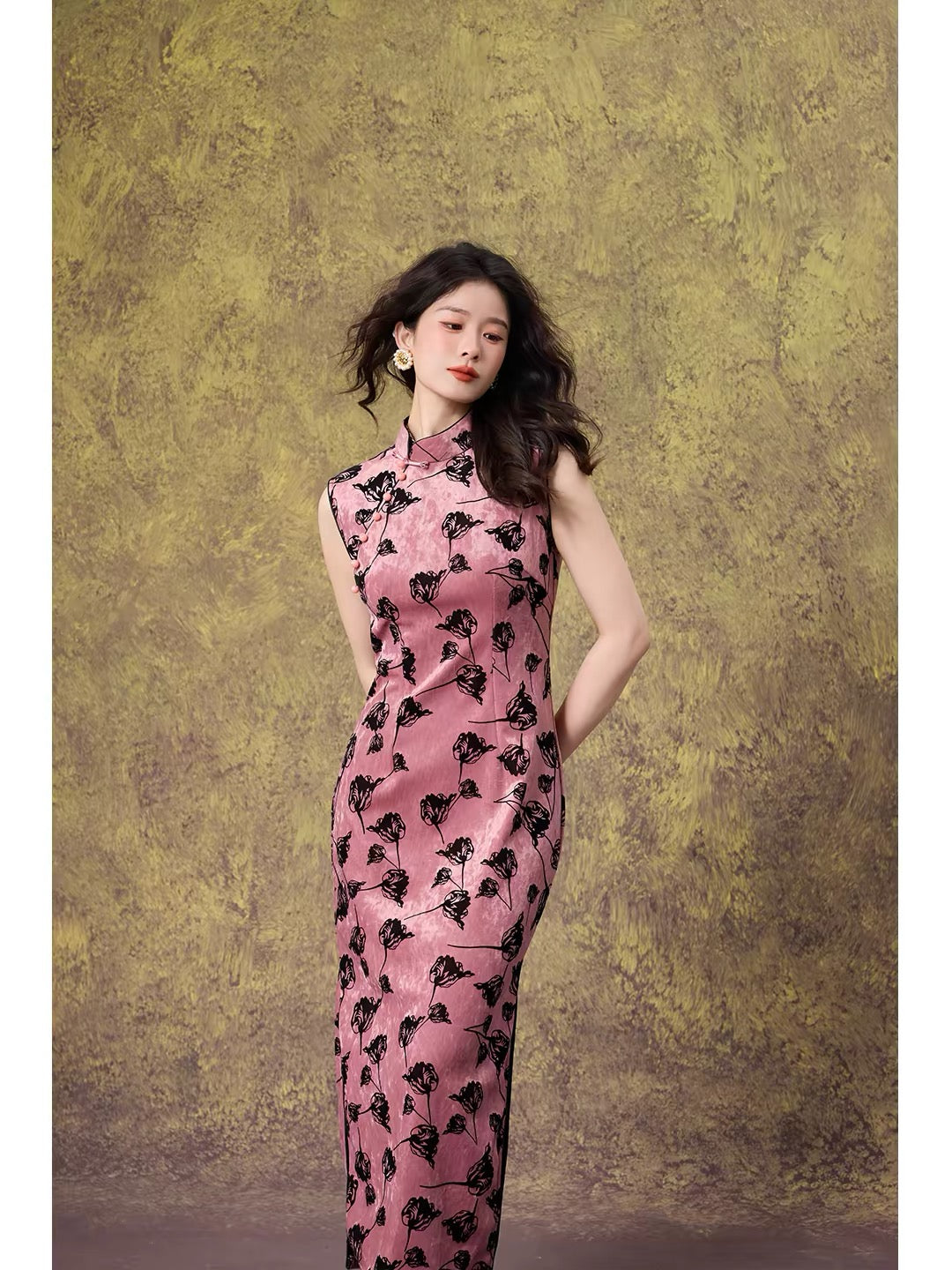 Dangdang Somes "Vintage Charm in Silk" Modernized Chinese-Style Sleeveless Cheongsam Dress