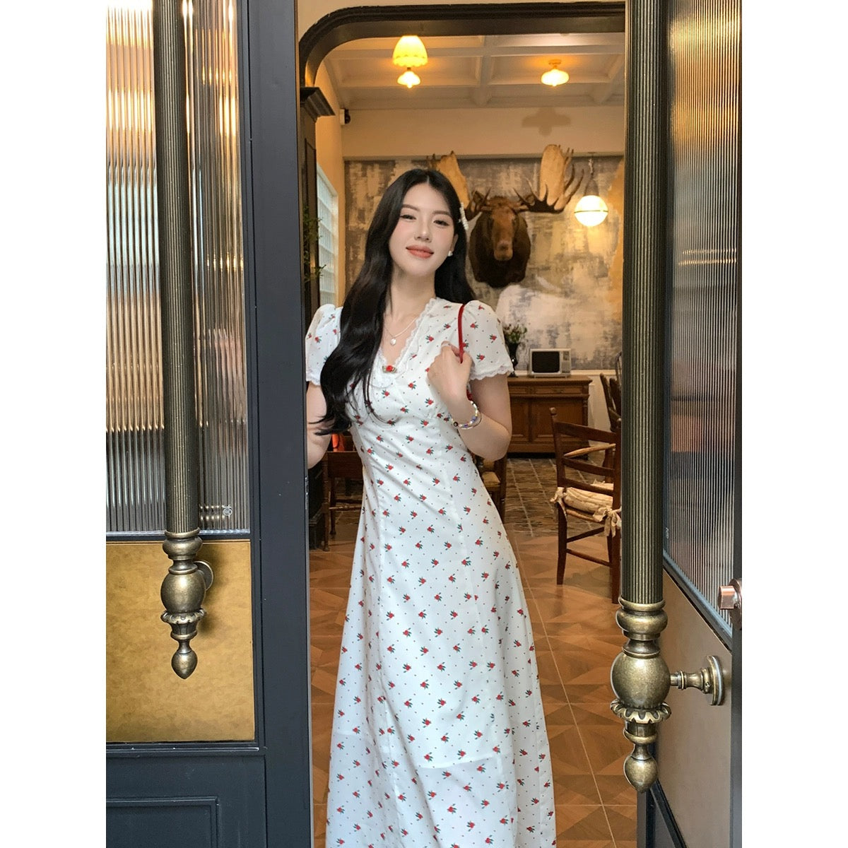 Sweet and spicy [romantic holiday] apricot short-sleeved dress for women summer wear waist slimming floral skirt