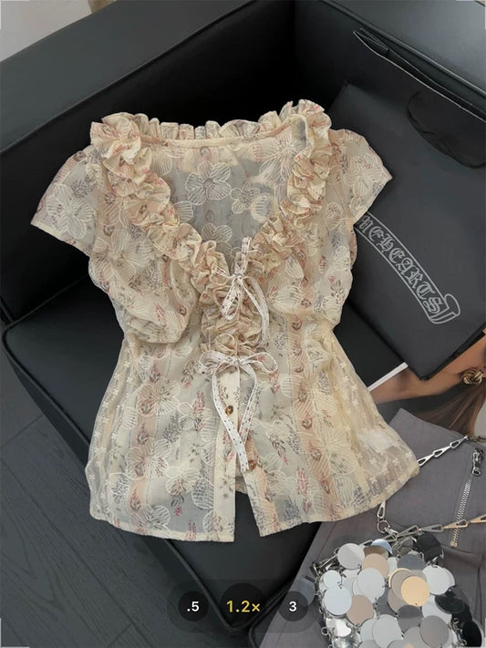 French-style V-neck floral short-sleeved top with ruffled trim, perfect for summer 2025. Features a tie-waist design and a sweet and spicy style.