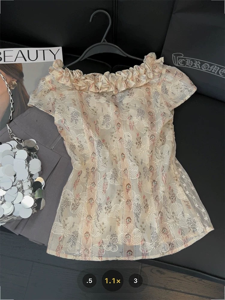 French-style V-neck floral short-sleeved top with ruffled trim, perfect for summer 2025. Features a tie-waist design and a sweet and spicy style.