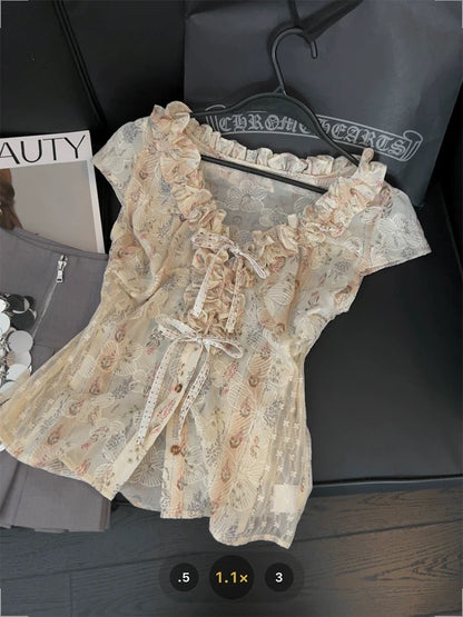 French-style V-neck floral short-sleeved top with ruffled trim, perfect for summer 2025. Features a tie-waist design and a sweet and spicy style.