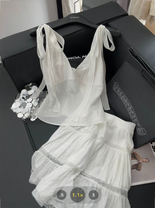 Korean style sweet and spicy two-piece suit set: bow tie V-neck camisole top with lace cutout skirt.