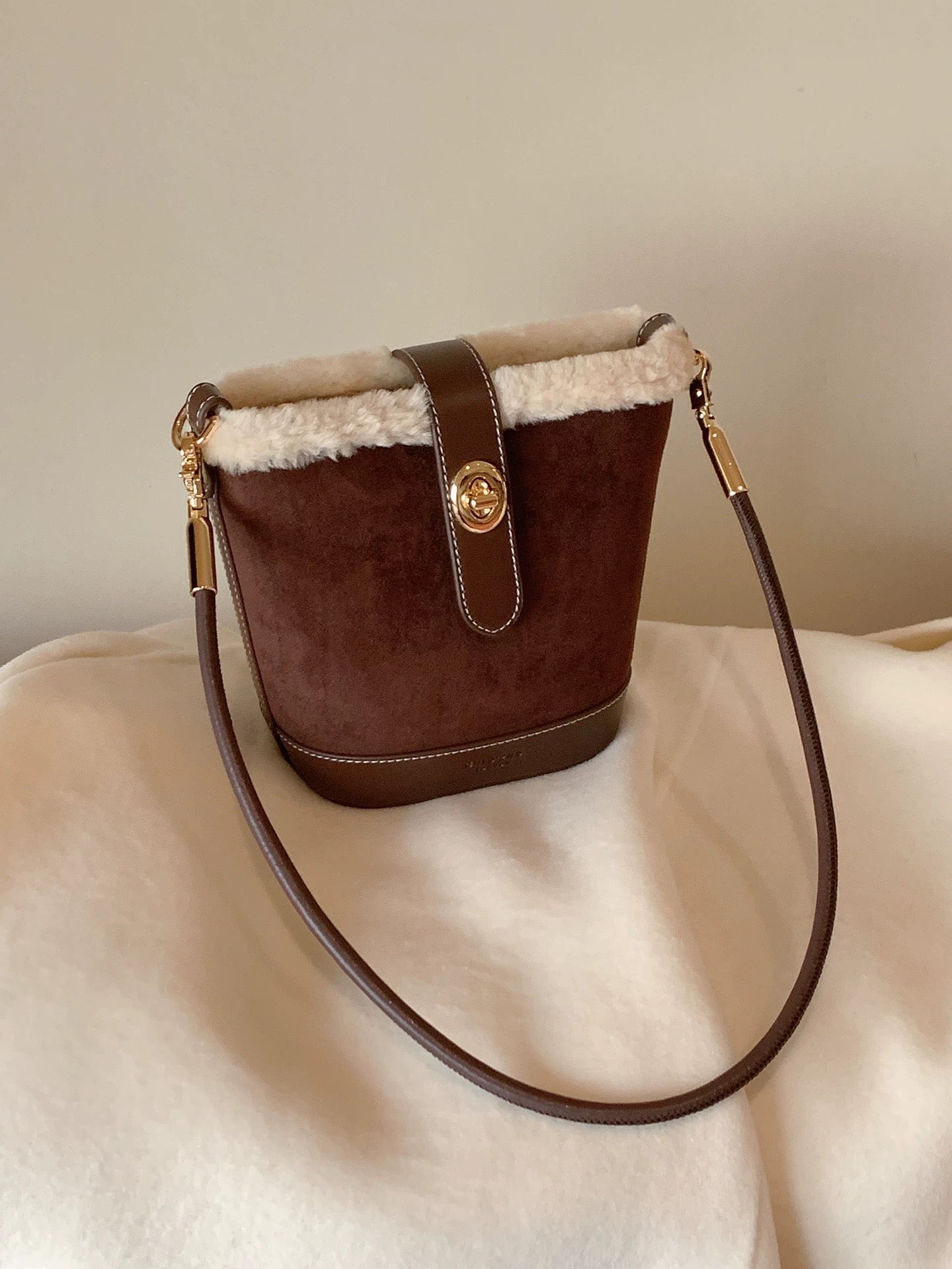 Chio2nd Genuine Wool Hand Warmer Chestnut Brown Bucket Bag for Women, Autumn/Winter, Suede Plush Bag, Shoulder Bag/Crossbody Bag