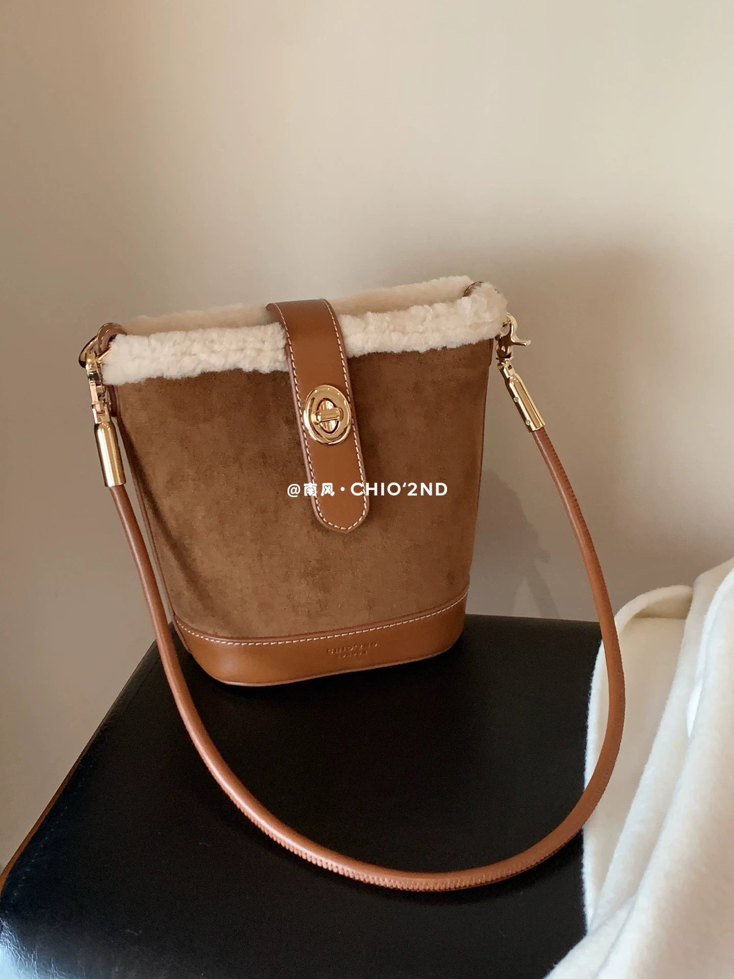 Chio2nd Genuine Wool Hand Warmer Chestnut Brown Bucket Bag for Women, Autumn/Winter, Suede Plush Bag, Shoulder Bag/Crossbody Bag