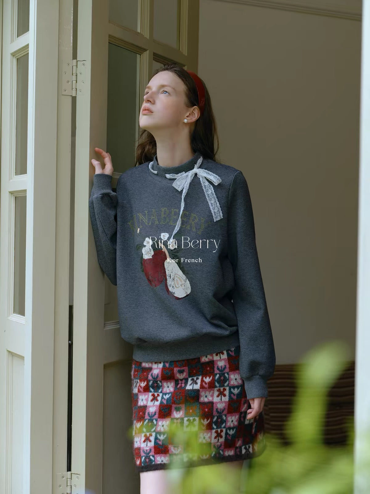 Rina Berry Grey High-Neck Lace-Tie Sweatshirt – Korean-Style Vintage Loose-Fit Pullover with Letter and Fruit Prints for Autumn