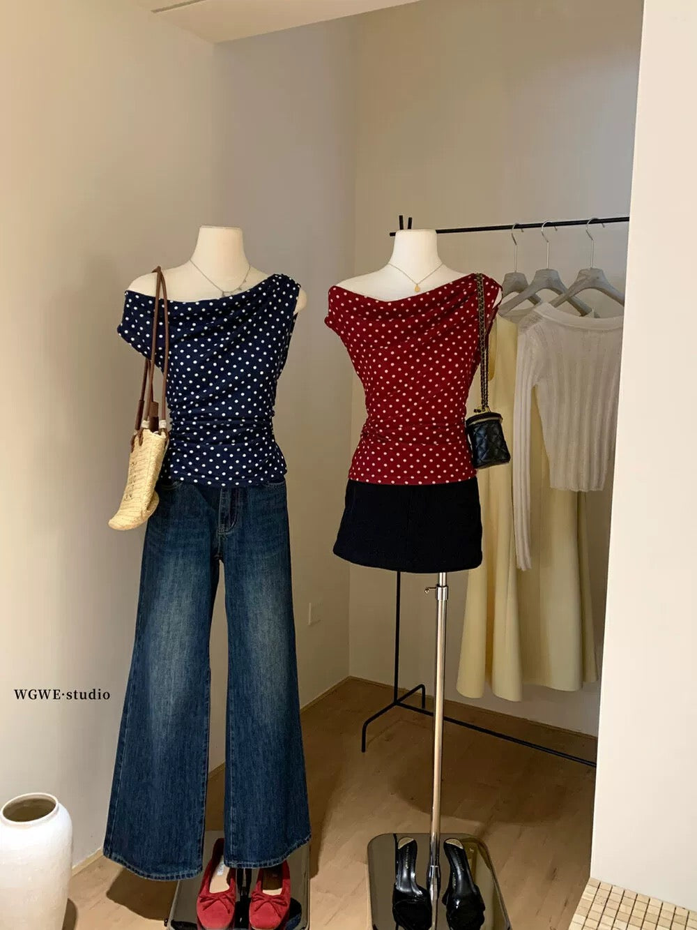 Polka dot pure sexy off-shoulder short-sleeved T-shirt hot girl style one-shoulder French pure waist top small shirt summer