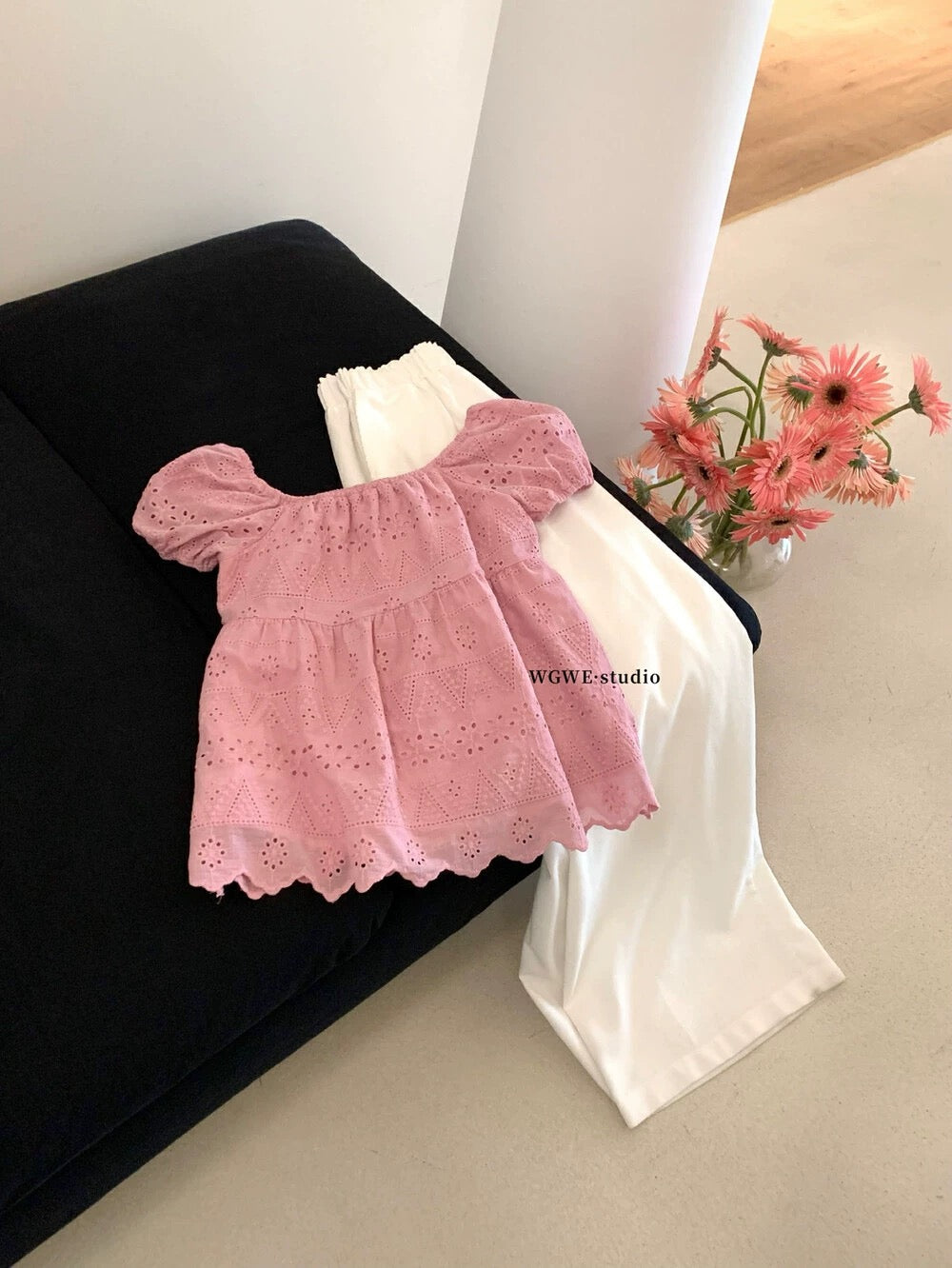 French romantic atmosphere, high-end, light luxury, age-reducing, fashionable pink shirt for women, summer hollow flower small tops and shirts