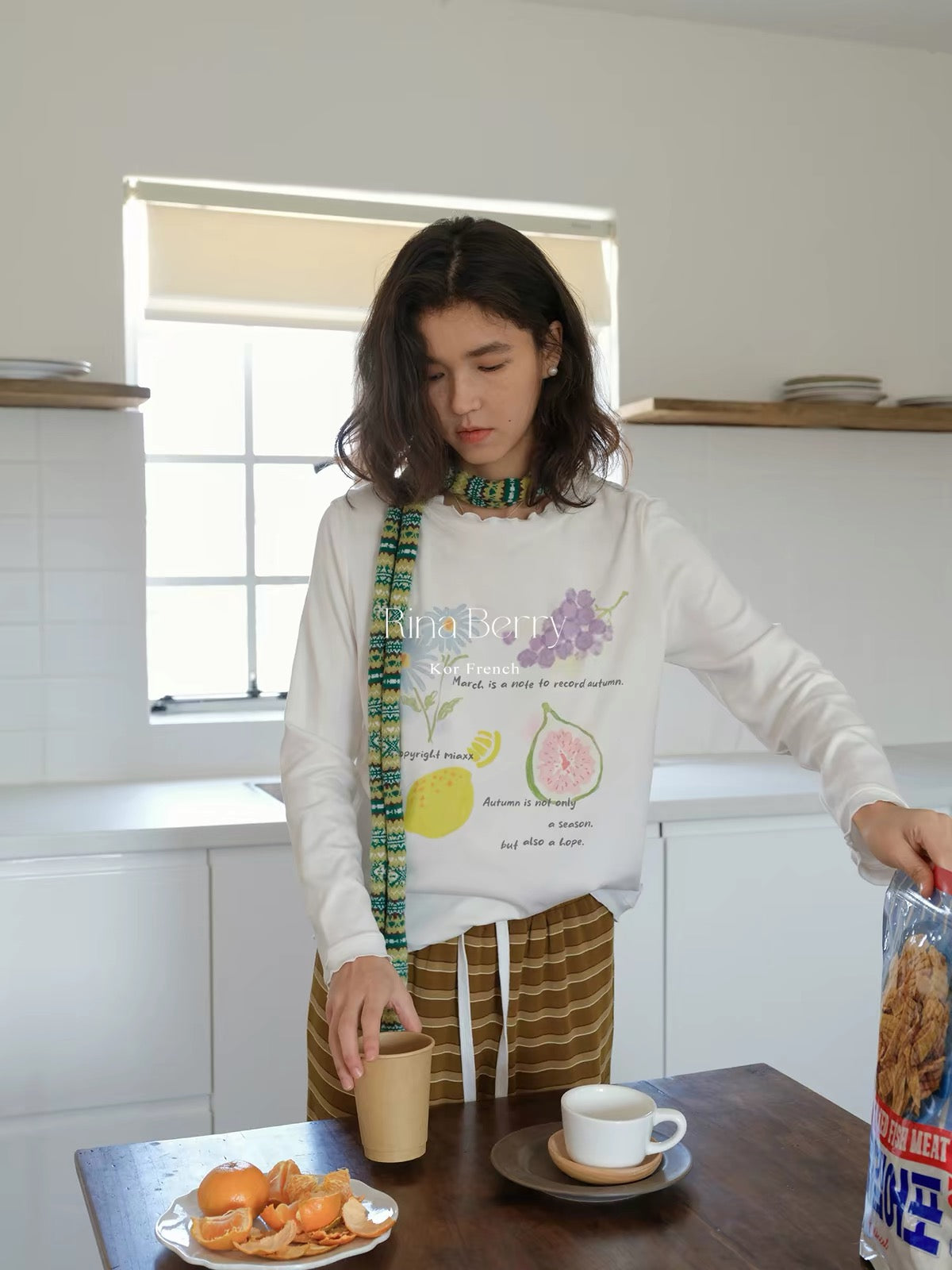 Rina Berry Long-Sleeve Printed T-Shirt with Lettuce-Edge Round Neck – A Loose, Slimming, Artistic-Style Top for Autumn