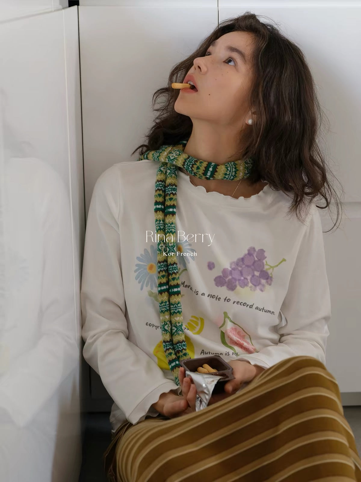 Rina Berry Long-Sleeve Printed T-Shirt with Lettuce-Edge Round Neck – A Loose, Slimming, Artistic-Style Top for Autumn