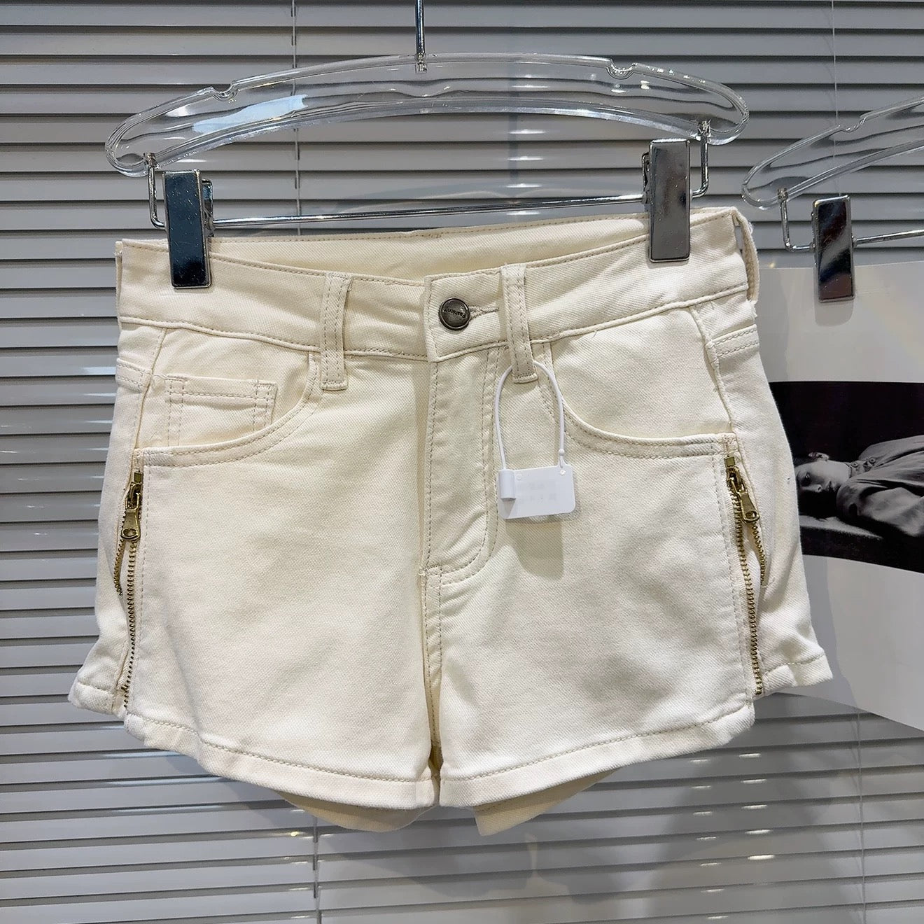 Internet celebrity style 2025 summer new style sweet cool hot girl side metal zipper design washed three-quarter denim shorts