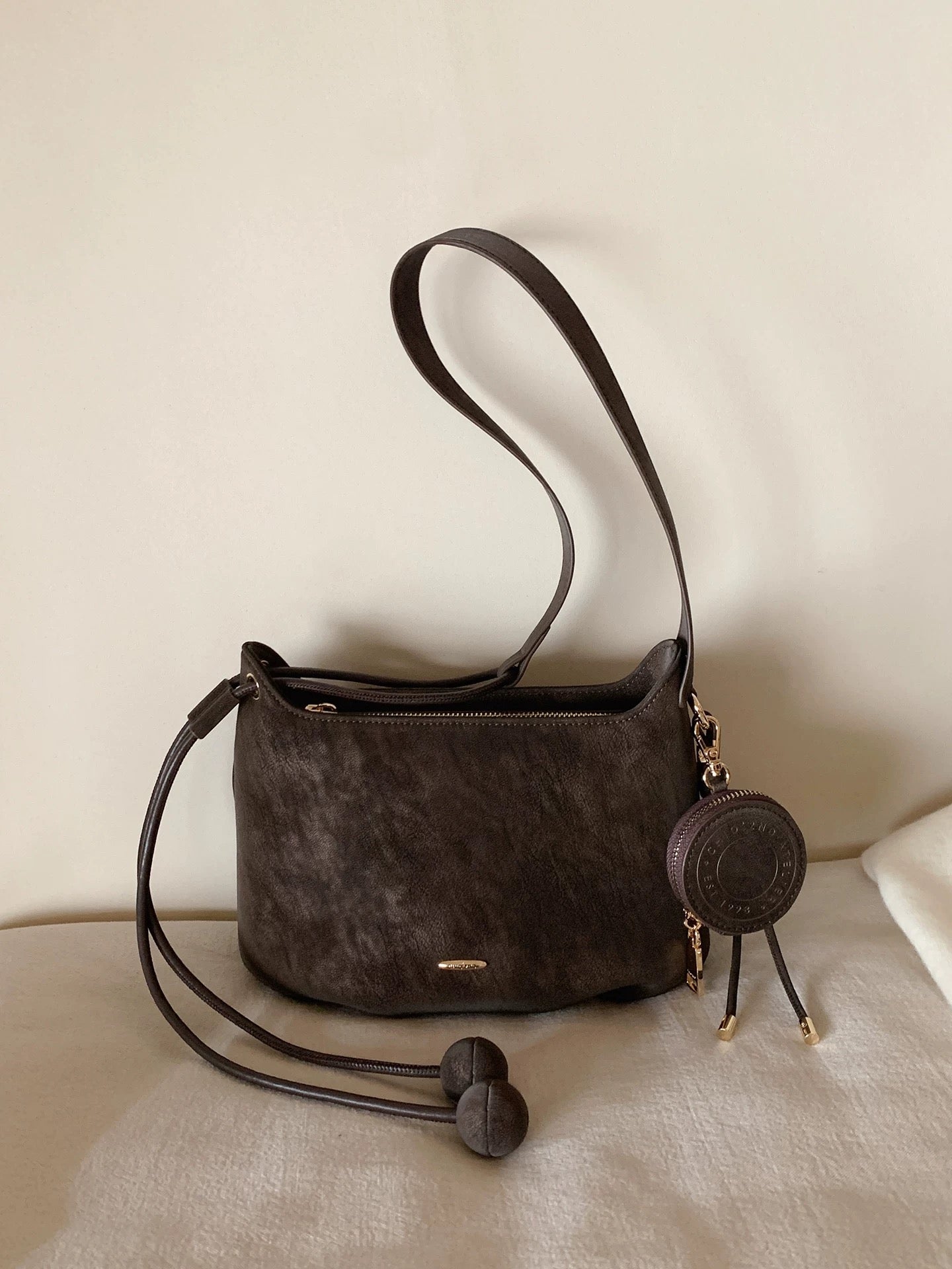 Chio2nd Sea Fog Letter Shoulder Bag for Women, Autumn/Winter, High-End, Unique, Uncommon Style, Underarm Bag, Crossbody Bag