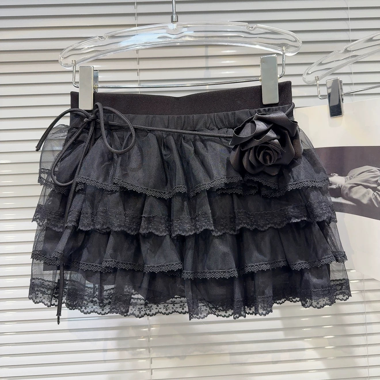 Internet celebrity same style 2025 summer new French sweet camellia strap design lace skirt cake skirt half skirt