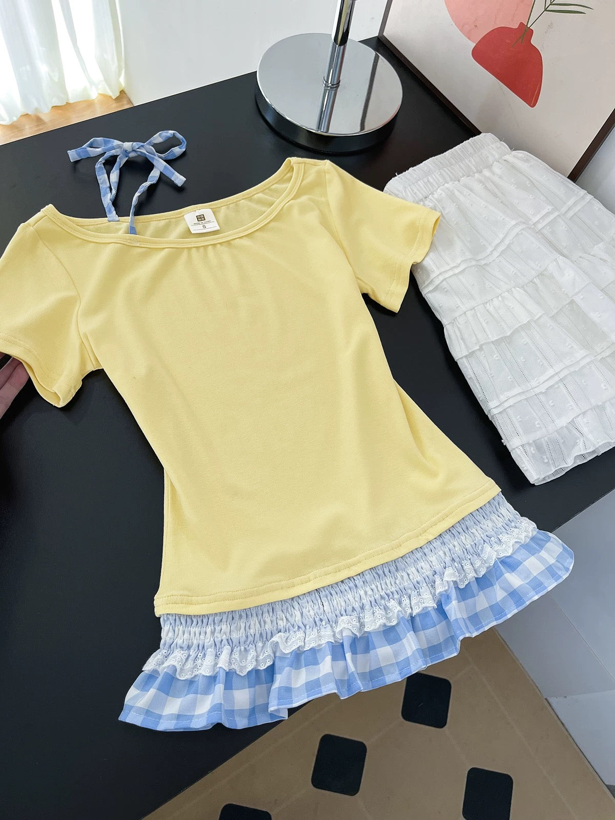 Girly feeling bursting! Light yellow and blue plaid lace hem design off-shoulder top summer short-sleeved T-shirt for women