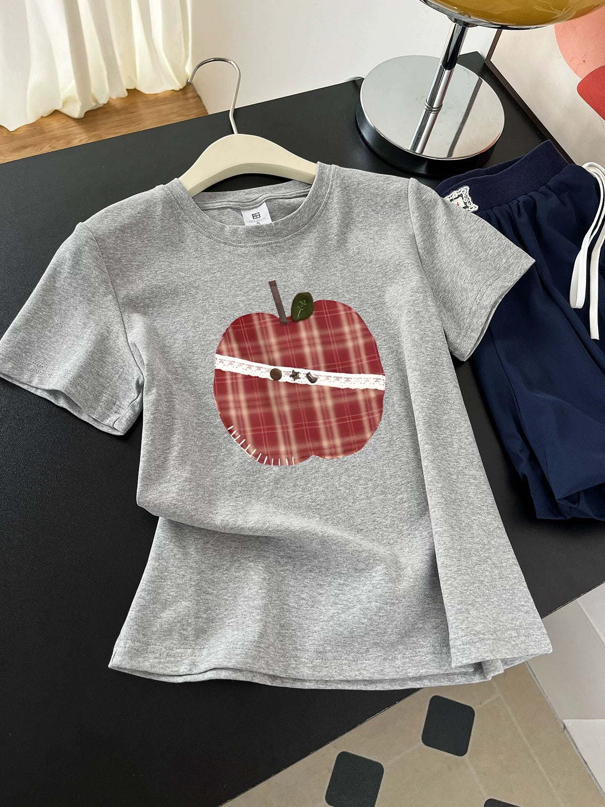 This issue's favorite! Fashionable and age-reducing! Gray versatile straight shoulder short-sleeved T-shirt for women with beautiful summer print tops