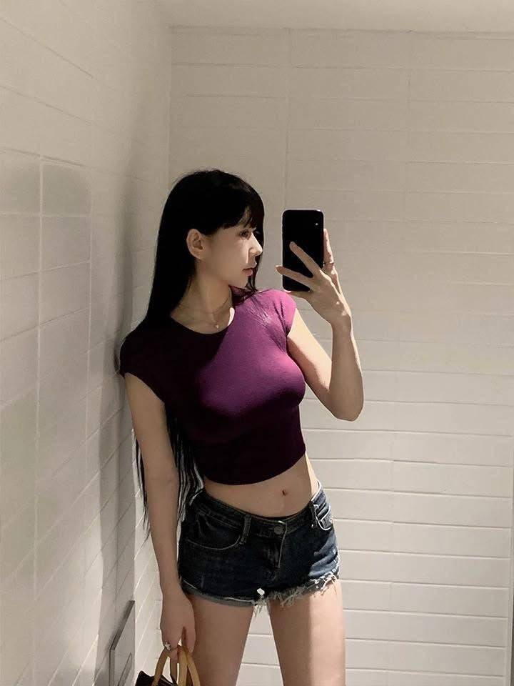 Sexy and hot red tight-fitting round neck short-sleeved T-shirt for women, summer versatile stretch waist cropped top
