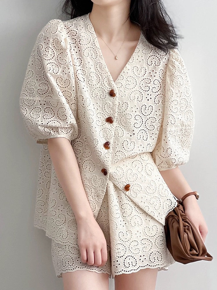Small fragrance suit for women, summer, high-end, French style, short-sleeved lace top, shorts, fashionable and casual two-piece set