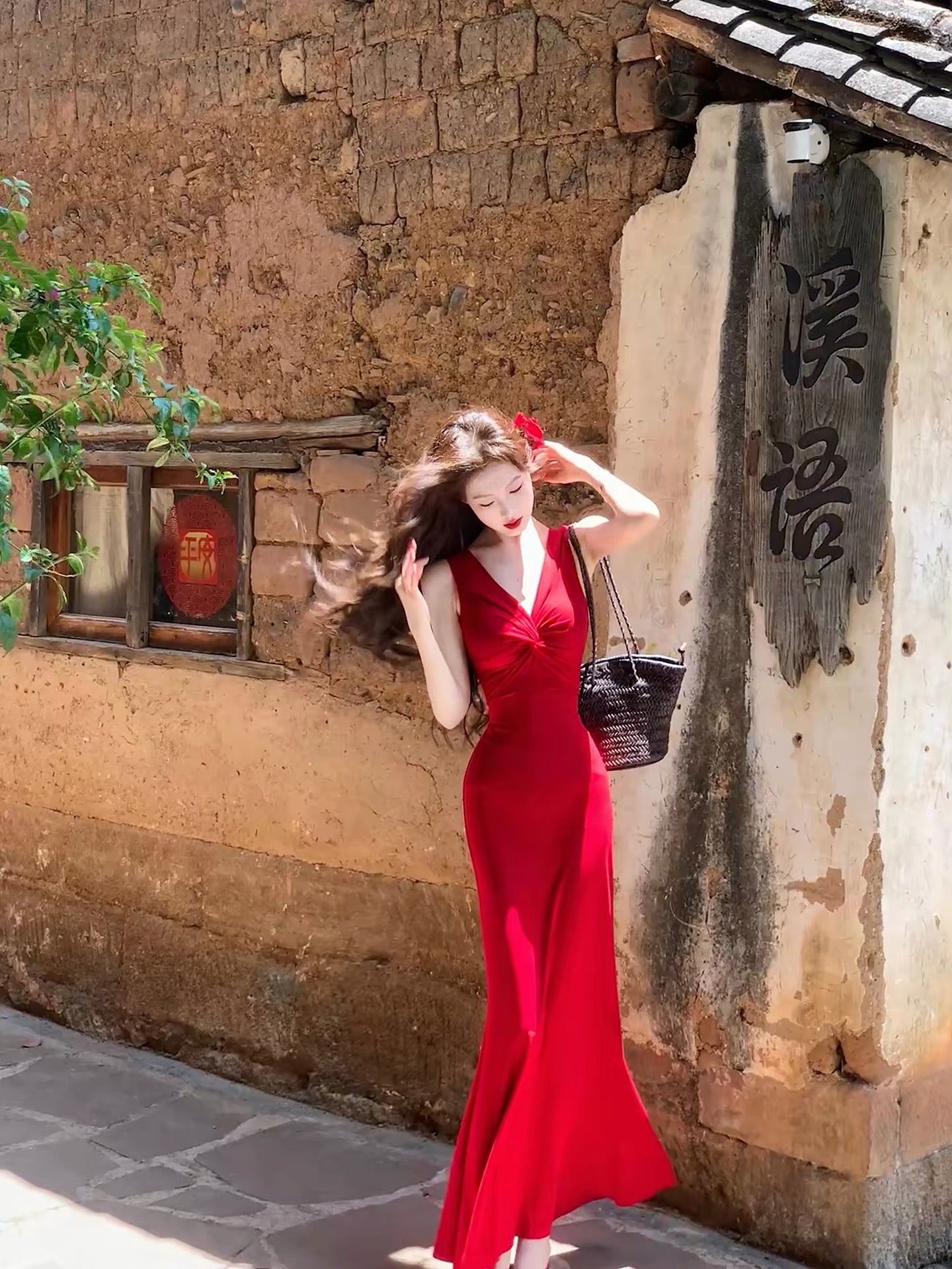Eating green vegetables [Sicily] Bright red dress with a flattering effect, V-neck, knotted waist, and slimming fishtail silhouette.