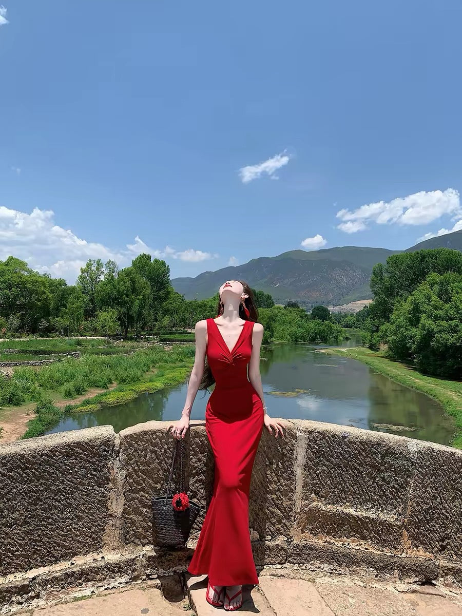 Eating green vegetables [Sicily] Bright red dress with a flattering effect, V-neck, knotted waist, and slimming fishtail silhouette.