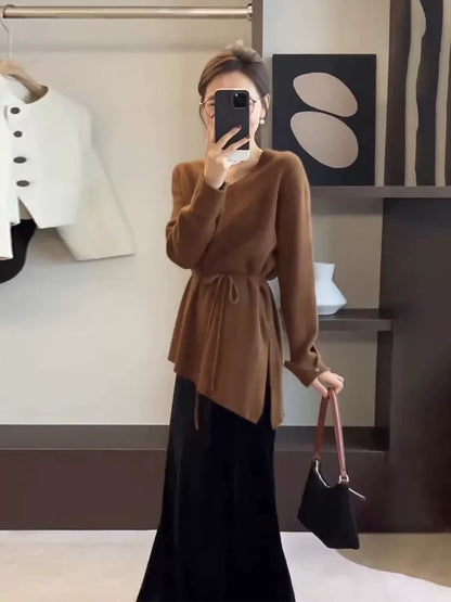 Salt-style mature and gentle two-piece set: long-sleeved knit top and midi skirt, exuding a sophisticated and elegant spring and autumn vibe.