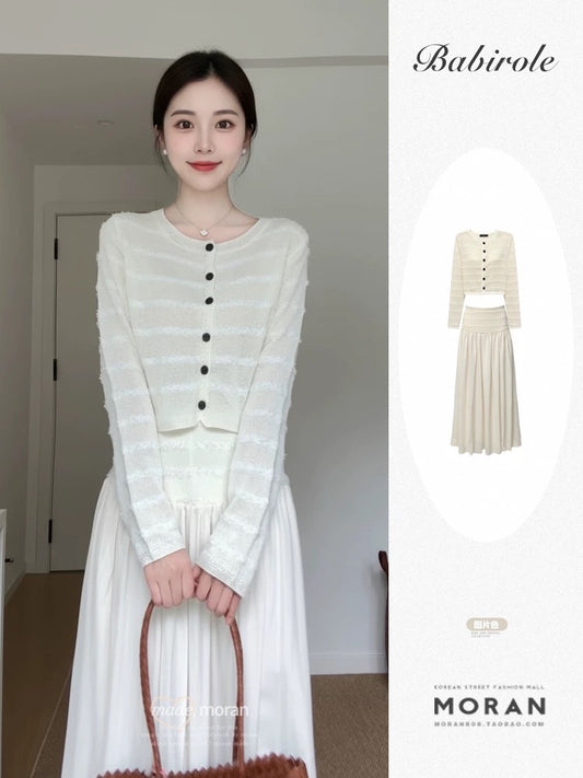 French-style gentle and ladylike knitted cardigan and long skirt, white autumn and winter fashion two-piece set with a youthful feel.