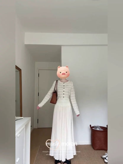 French-style gentle and ladylike knitted cardigan and long skirt, white autumn and winter fashion two-piece set with a youthful feel.