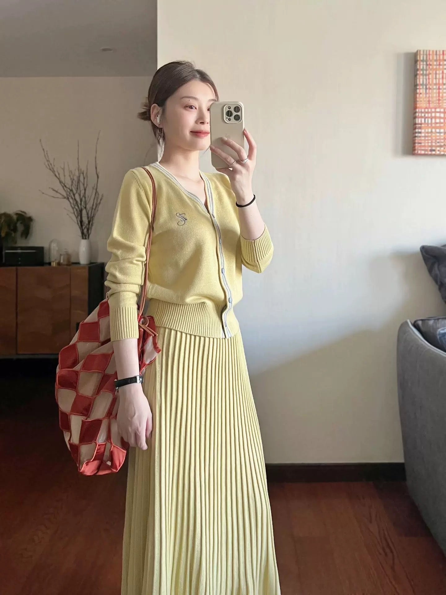 French-style yellow knitted cardigan, skirt, and dress two-piece set for women, a sophisticated and youthful autumn outfit.