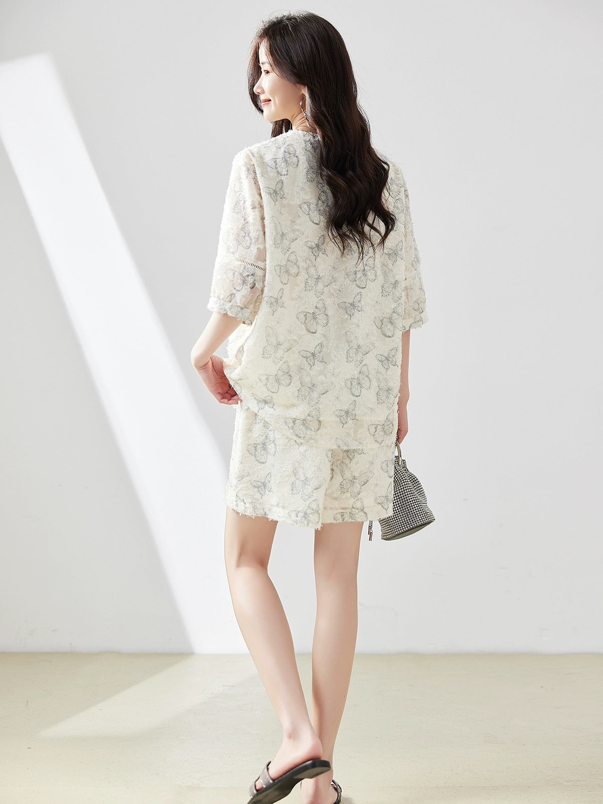 Textured V-neck short-sleeved shirt and shorts two-piece set for women summer 2024 new European style loose fashion age-reducing suit
